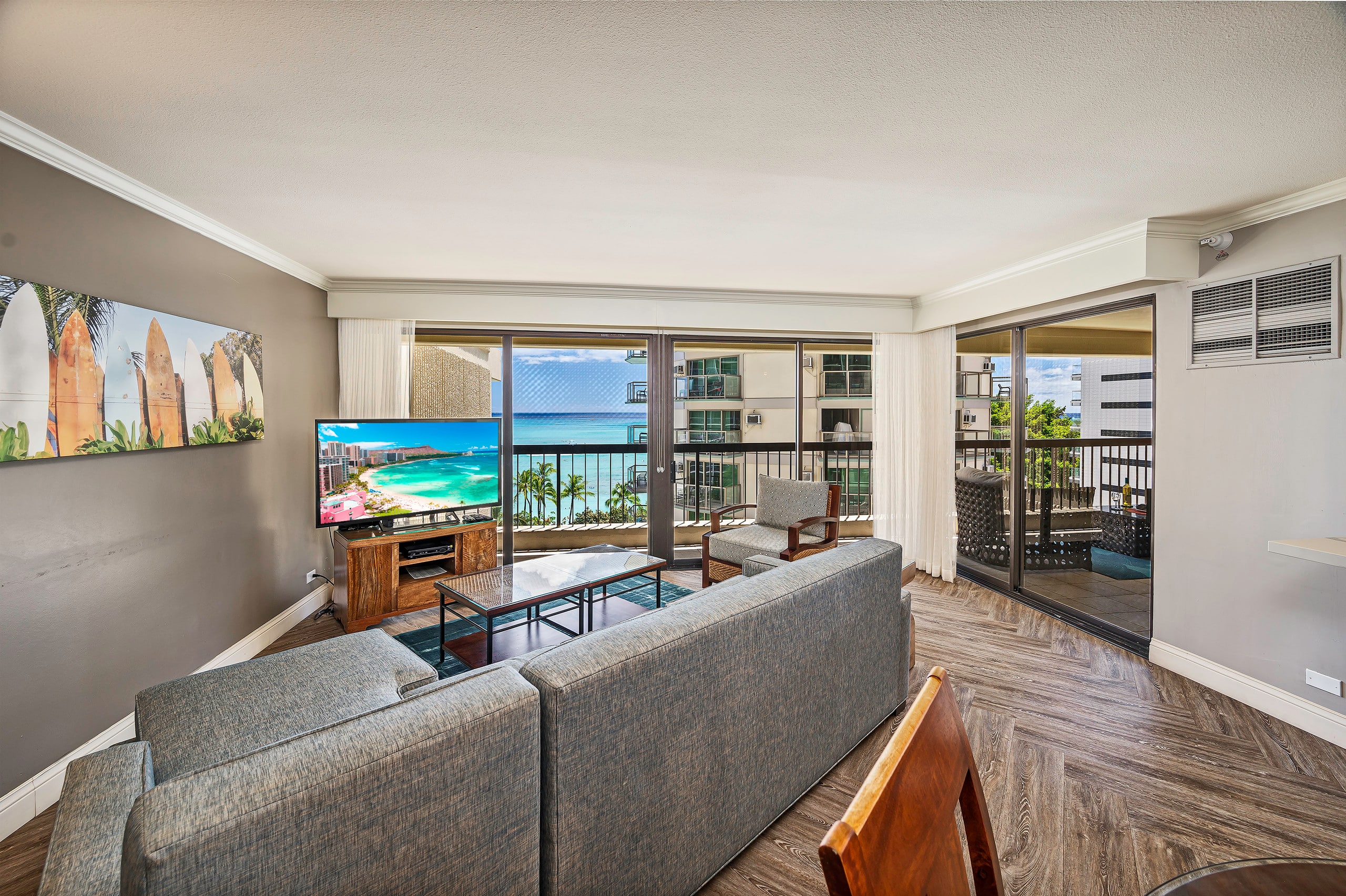 Condo in Honolulu · ★4.9 · 2 bedrooms · 4 beds · 2 private baths - Image 3