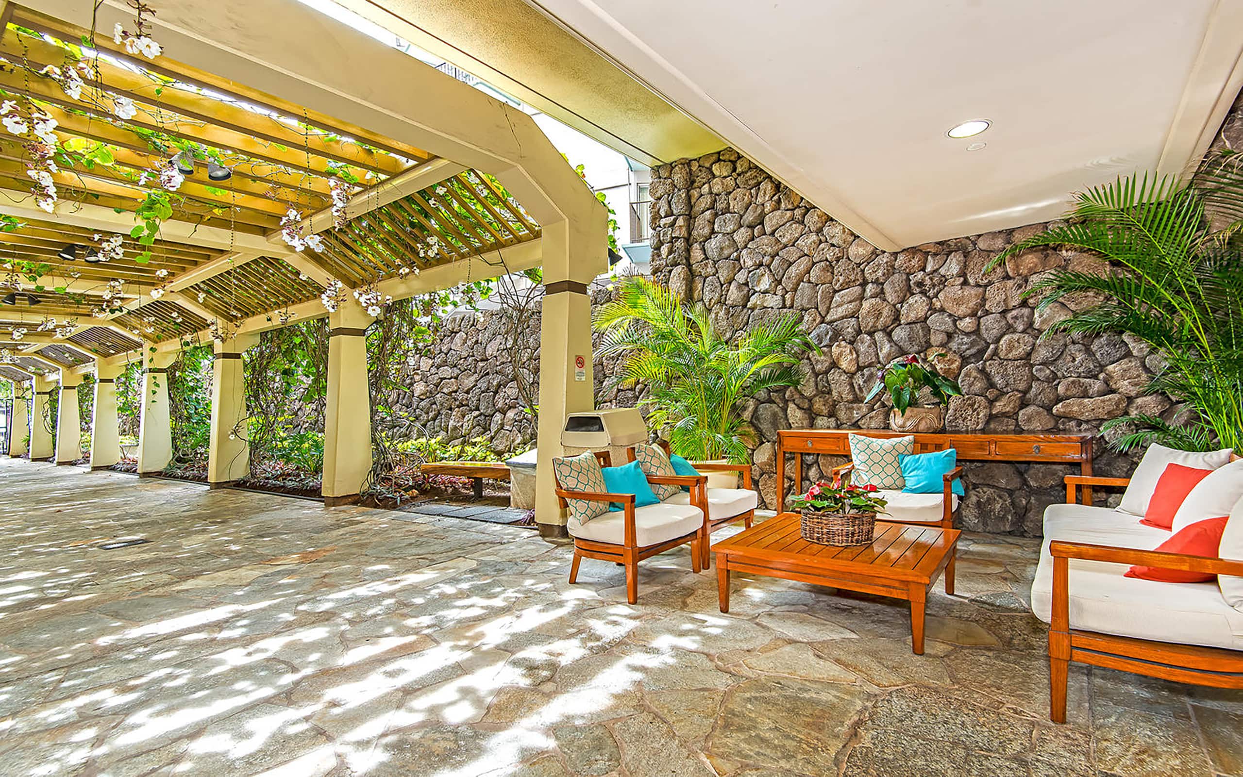 Condo in Honolulu · ★4.9 · 2 bedrooms · 4 beds · 2 private baths - Image 28