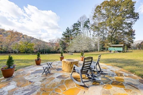 Successful Airbnb property: 3 Mi to Hiawassee: 'Berry Cute Country Cottage' in Hiawassee