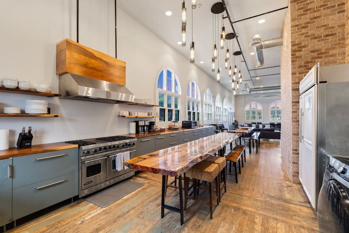 6BR Church w/ 19 Beds. Chef Kitchen & Private Deck