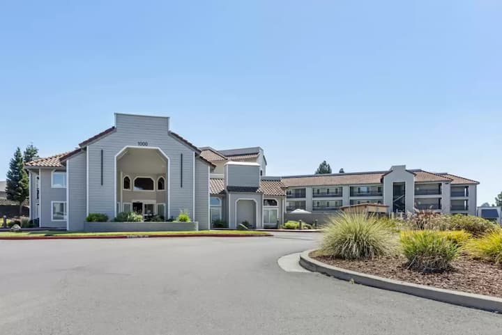 Room For Four | Fitness Room. Free Breakfast. Pool - Benicia, CA