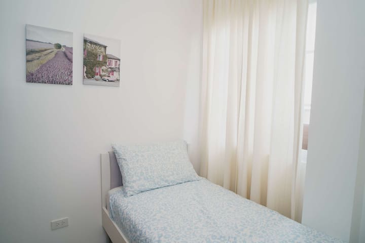 Airconditioned room with 90cm x 200cm single bed