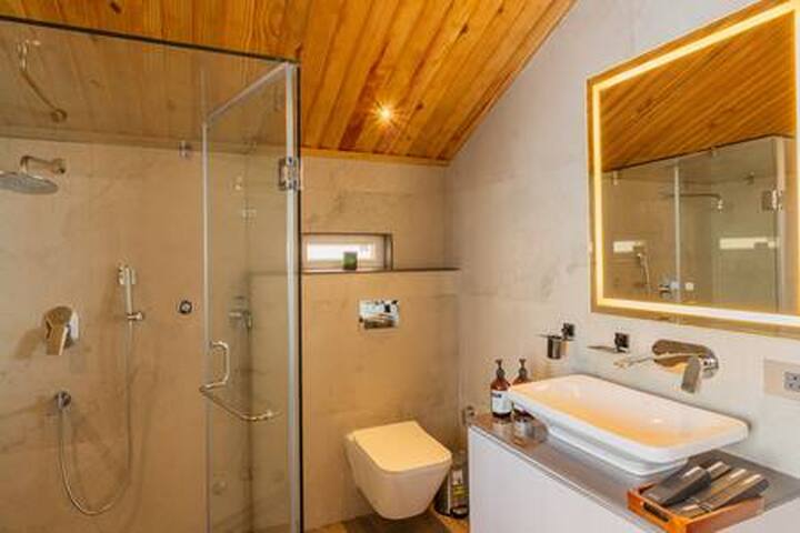 Luxe Villa W/ Private Pool, Jacuzzi & Steam Room