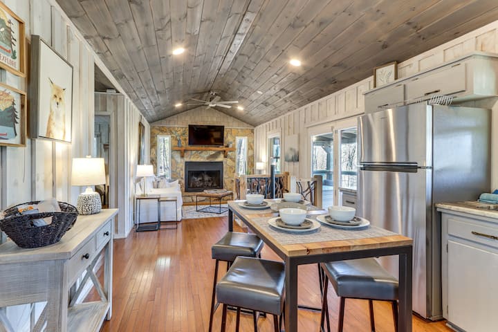 3 Mi To Dtwn: Blue Ridge Cabin W/ Hot Tub & Views - Blue Ridge, GA
