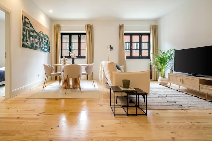 Art Deco 13 Luxury 2BR Apartment Downtown Metro AC