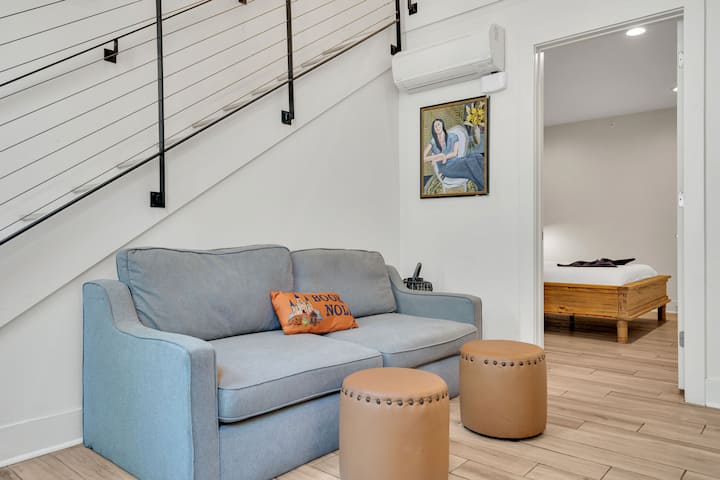 Sehemu hii iliyobuniwa vizuri inaunganisha sebule na chumba cha kulala, ikitoa starehe na faragha kwa wanandoa au makundi madogo.