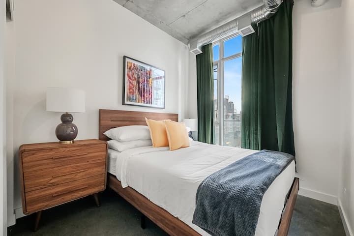 Svegliati con la luce naturale e rilassati in questa camera da letto confortevole e progettata con cura.