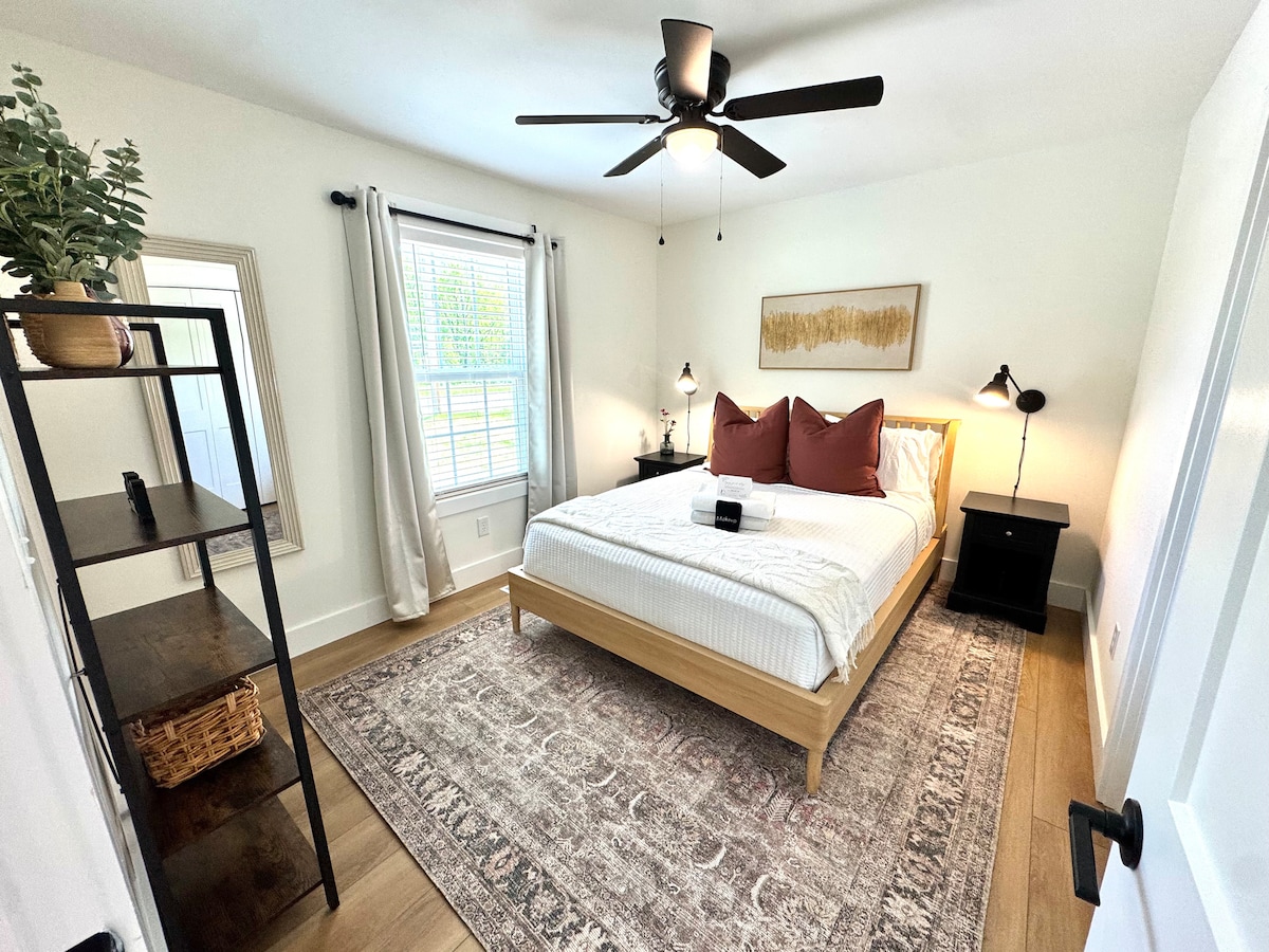 إعادة تعريف راحة الضيف
استمتع بالراحة الحقيقية مع ملاءات الساتان الفاخرة والمراتب المريحة للغاية، ولا يسع الضيوف إلا أن يسألوا من أين أتت. تسهل المناضد الليلية المزدوجة مع الإضاءة العلوية الناعمة الاستقرار والقراءة والاسترخاء بأناقة.