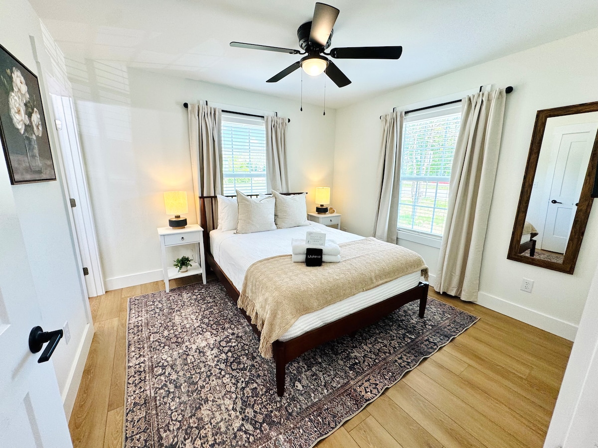 واحة غرفة النوم الرئيسية
استمتع بالضوء الطبيعي المتدفق عبر غرفة النوم الرئيسية، مع تلفزيون خاص لمشاهدة مريحة في السرير. استمتع بسهولة حمام خاص مرفق ورفوف للأمتعة - مما يجعل السفر سهلاً.