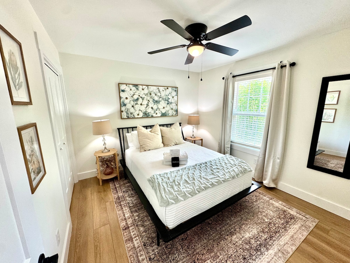  راحة مريحة وبياضات جديدة
تضمن ستائر التعتيم نومًا هادئًا، بينما تتضمن كل إقامة مناشف فاخرة وملاءات ساتان فاخرة، تم إعدادها حديثًا لراحتك وراحتك في غرفة نوم الضيوف هذه.