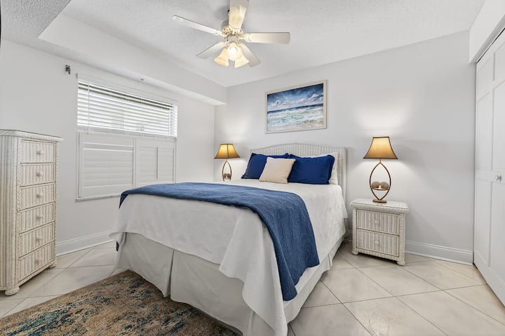 سيستريح ضيوفك بسهولة في سرير كوين المريح في غرفة نوم الضيوف