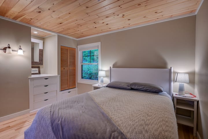 主卧配备加大双人床、宁静的森林景观和独立全功能卫生间，让您感到舒适。