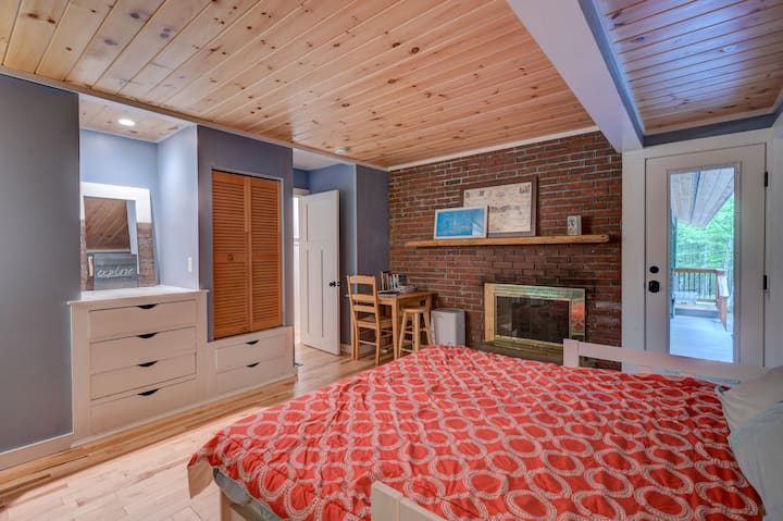 宽敞的卧室，配有一张标准双人床和一张双层床，非常适合家庭或团体入住。