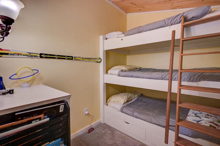有趣舒适的双层床房，配有三张单人床，非常适合儿童或额外房客入住。