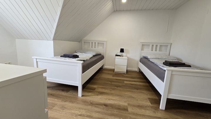 Спална соба со 2 единечни кревети 