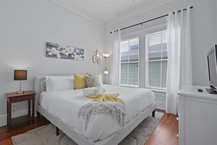 استقر على سرير كينج فاخر واستمتع بليلة مريحة في غرفة النوم المريحة والترحيبية هذه.