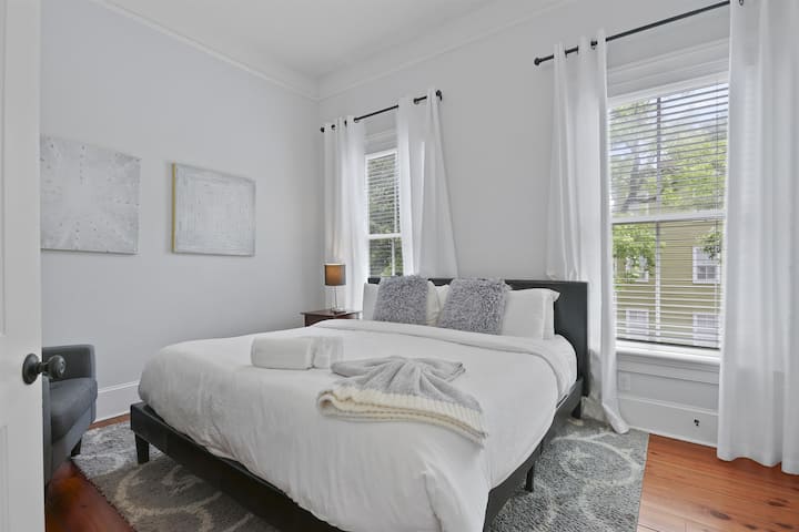 استمتع بالضوء الطبيعي وتمتد بأناقة في غرفة النوم المشرقة ذات الحجم الكبير.