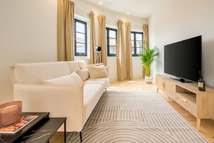 Art Deco 32 Luxury 2BR Apartment Downtown Metro AC