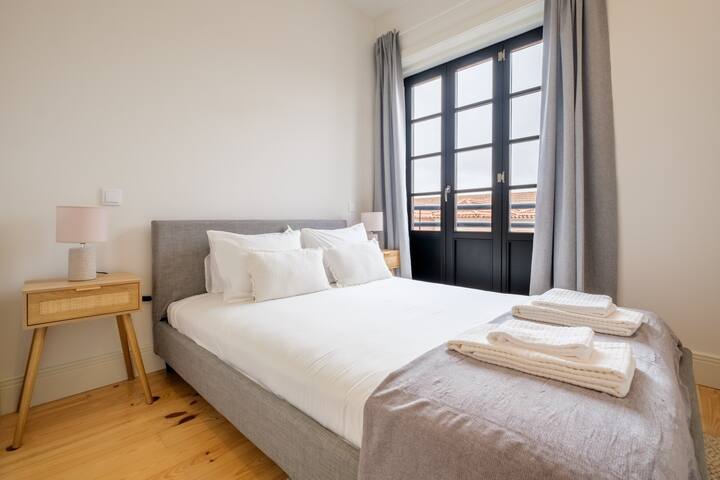 Art Deco 32 Luxury 2BR Apartment Downtown Metro AC gallery image 2