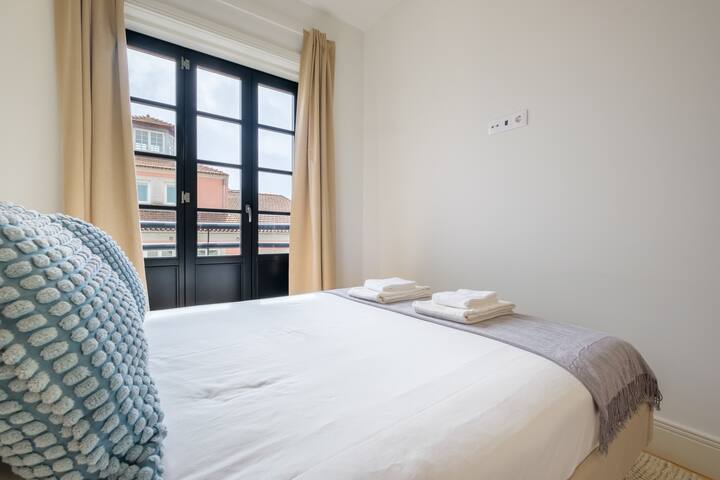 Art Deco 32 Luxury 2BR Apartment Downtown Metro AC gallery image 3