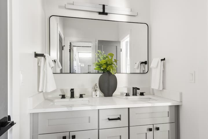 Ridgegold – Modern Designer Retreat in Atlanta!