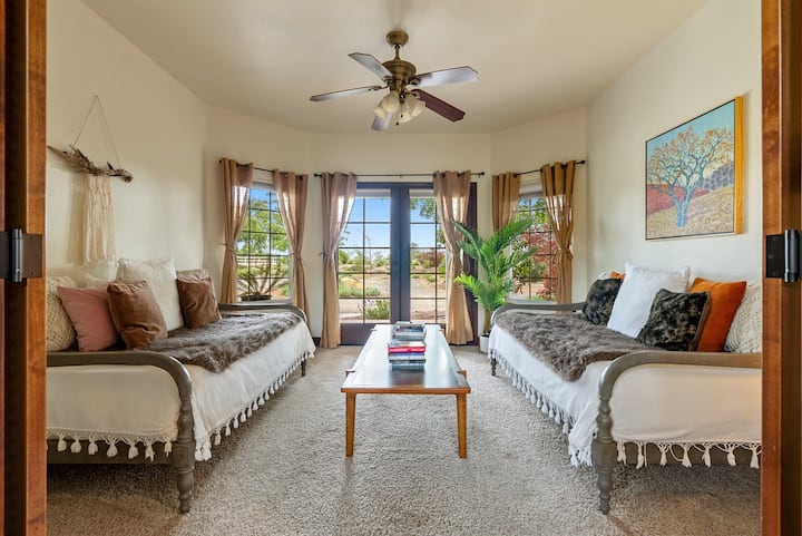 Ორი ტყუპი სტუმრების საძინებელი დაბლა