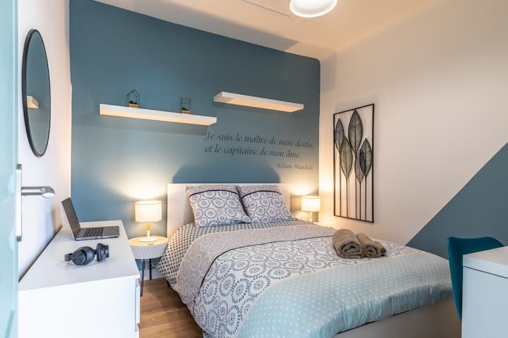 Cómoda habitación secundaria con zona de escritorio