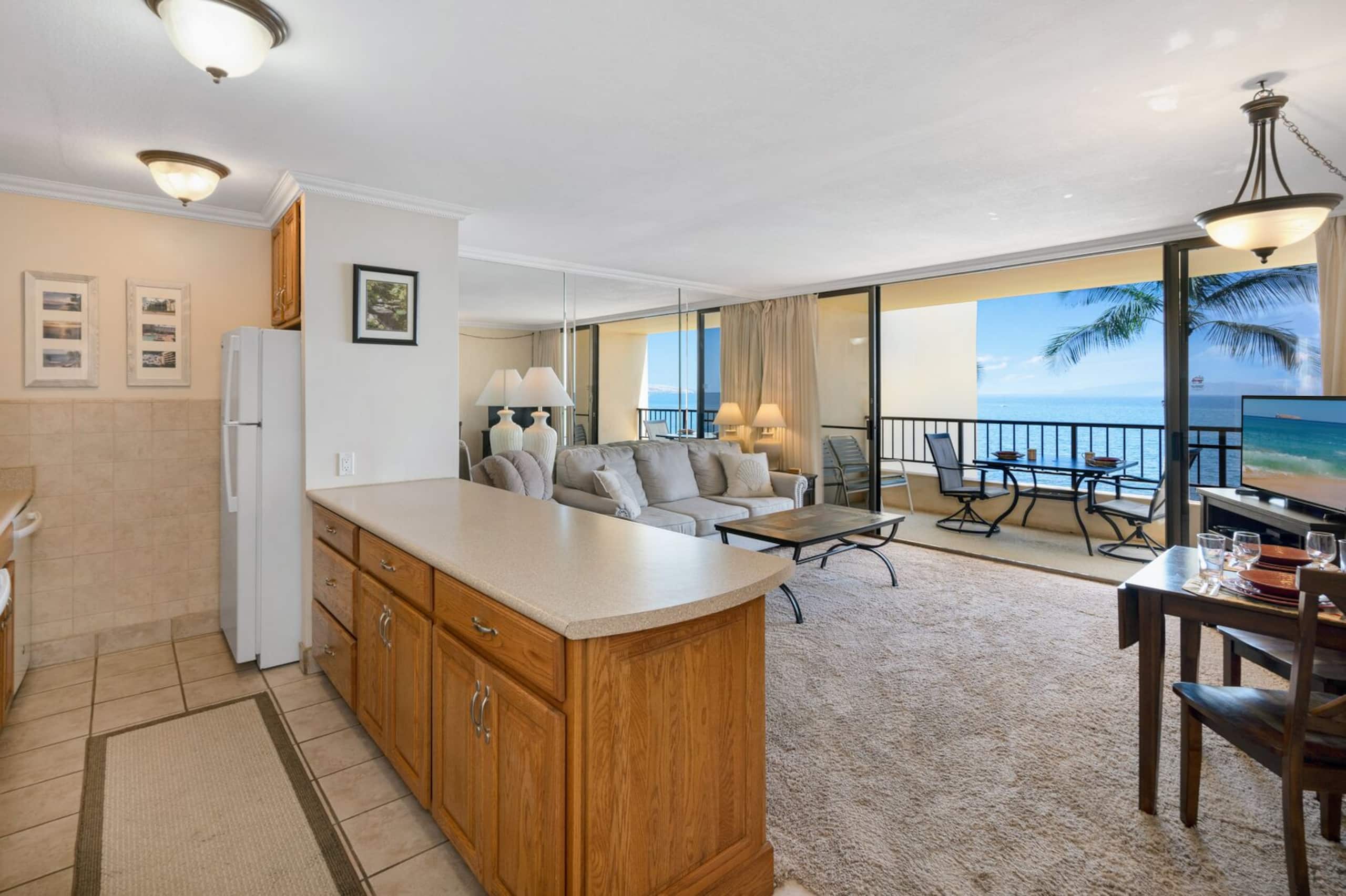 Penthouse Oceanfront overlooking Sandy Beach - Image 19