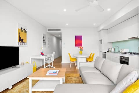 Central luminous 2 beds with balcony & aircon