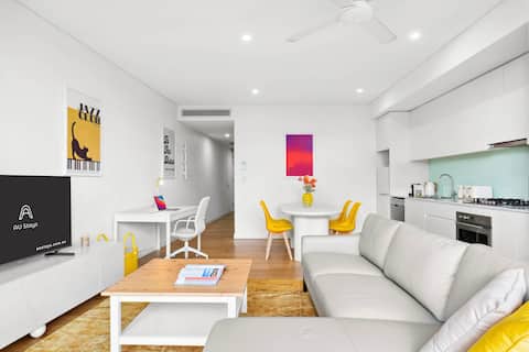 Central luminous 2 beds with balcony & aircon