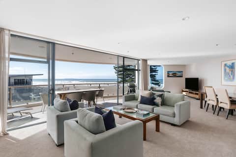 Oceanfront Apartment: Beach, Downtown & 2 carparks