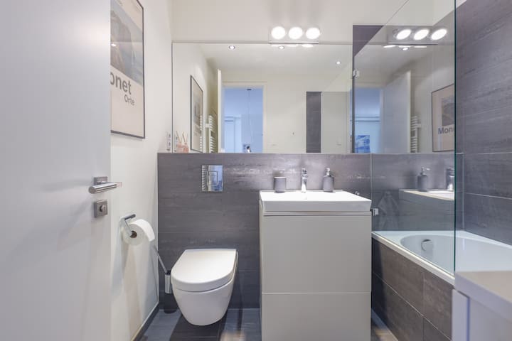 6 person luxury apartment gallery image 4