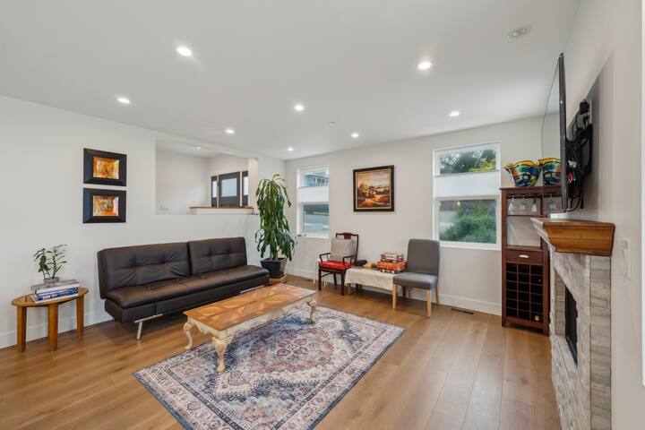 New! Panoramic Ocean Views Modern Coastal Escape gallery image 3