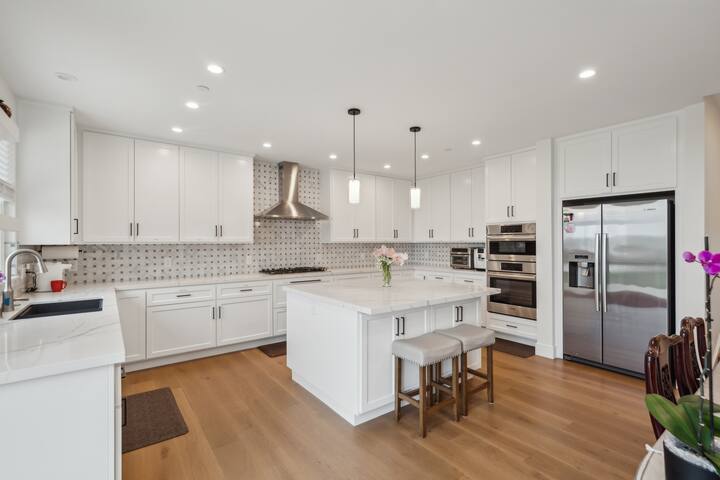 New! Panoramic Ocean Views Modern Coastal Escape gallery image 4