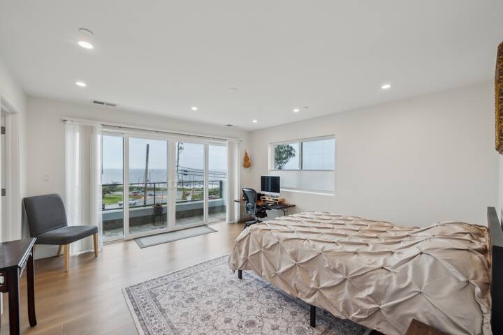 New! Panoramic Ocean Views Modern Coastal Escape gallery image 2