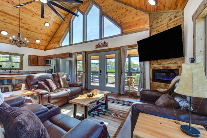 Cozy 3BD Near LAKE! HOT TUB + Pool Access + Games* - Cabins for
