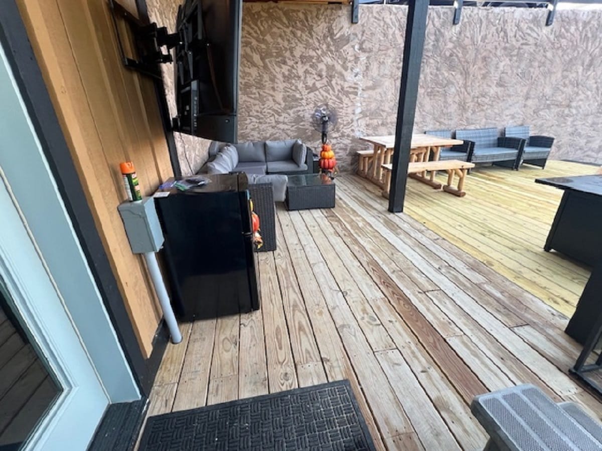 Cozy 3BD Near LAKE! HOT TUB + Pool Access + Games* - Cabins for