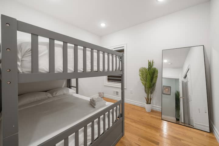 مثالية للعائلات أو المجموعات، وتضم سريرين كاملين بطابقين وسرير تراندل لاستيعاب العديد من الضيوف بشكل مريح.