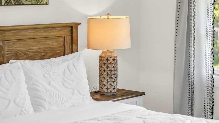 Spálňa 2 ponúka relaxačnú atmosféru pobrežia s čistou bielizňou, teplým prirodzeným svetlom a elegantným dekorom – ideálna pre hostí, ktorí hľadajú pohodlie a pokoj po dni strávenom v raji.