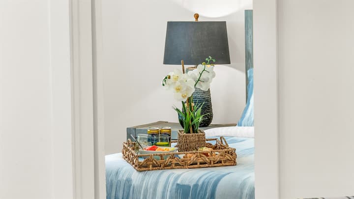 Hlavná spálňa: matrac Tempur-Pedic Pro Adapt veľkosti King, vlastná kúpeľňa s dvoma umývadlami. Výhľad na bazén. 