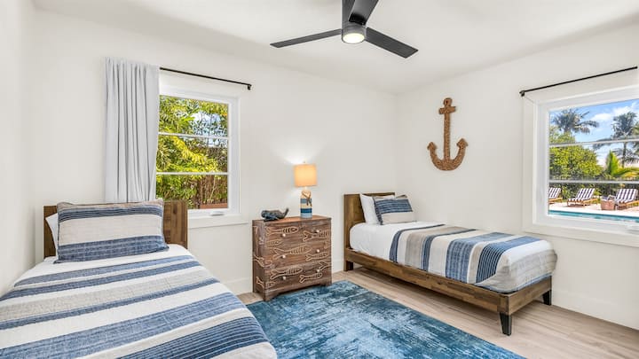 Spálňa 4 má útulné samostatné postele s dekoráciami inšpirovanými námorníctvom a jemnými pobrežnými tónmi, ideálnymi pre deti, priateľov alebo hostí, ktorí hľadajú svetlý a veselý priestor na odpočinok.