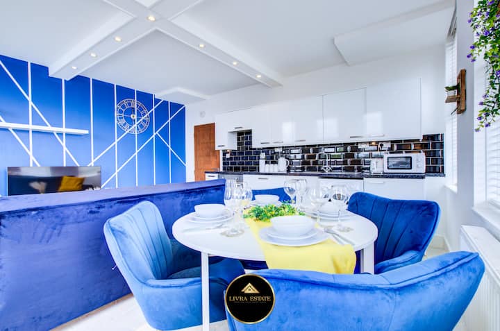 Dineren, lounge en keuken op Livra Estate Short Lets & Serviced Accommodation