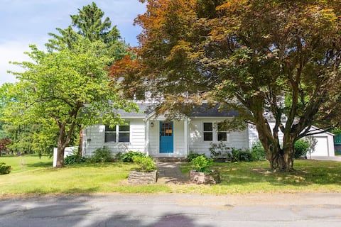 Maplewood Meadow: w/ Hot Tub | 5 Mins to Kingston