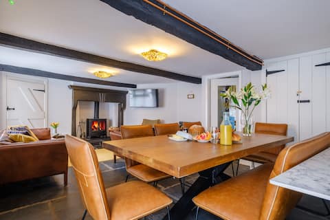 Top Airbnb: Wordsworth Lodge, dog friendly, village centre in Hawkshead