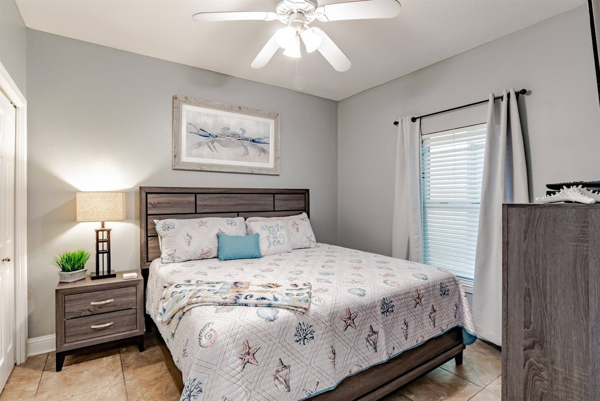 ห้องนอน 2 มีเตียงคิงไซส์ตู้เสื้อผ้าโต๊ะข้างเตียงและตู้เสื้อผ้า ห้องนอนนี้มีห้องน้ำเต็มรูปแบบหลัก