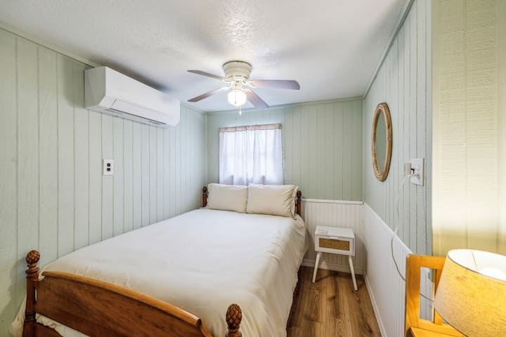 Спална соба бр. 2 има полн кревет, сопствен вентилатор за греење, вентилација и климатизација и таван