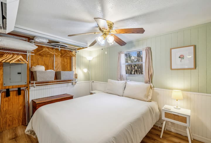 Спална соба бр. 1 со отворен плакар, личен вентилатор за греење, вентилација и таван