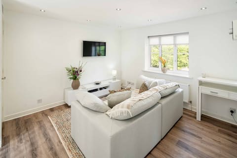 Loughton Hideaway: Cozy 1BD Near Tube & Nature
