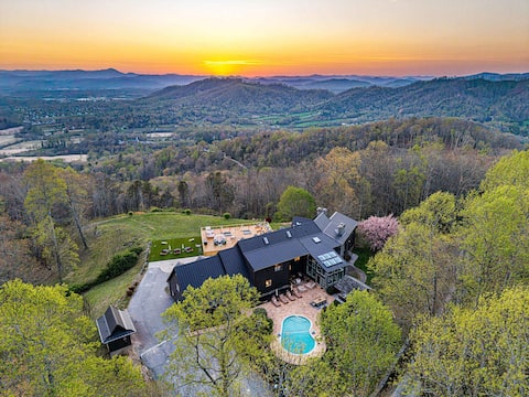 14k sq/ft Estate - Private Golf Course - Sleeps 26