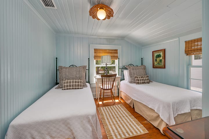 Спалня с две единични легла в Tides Cottage